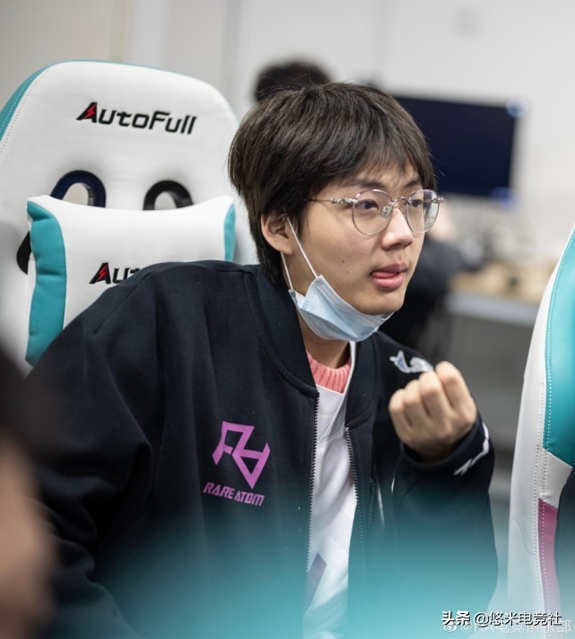 有钱了！网友偶遇乐言与XUN逛街出没高档奢侈品商铺