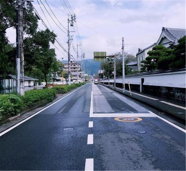 为什么中国马路都是水泥路,为什么中国的马路凹凸不平