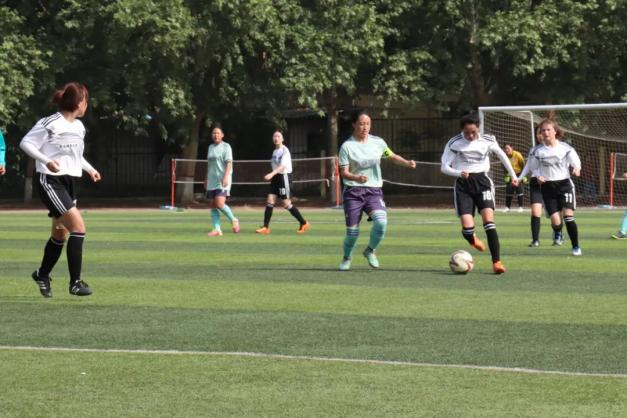 足球女神!高中结缘,她一进大学就成球队经理,如今已是女足队长