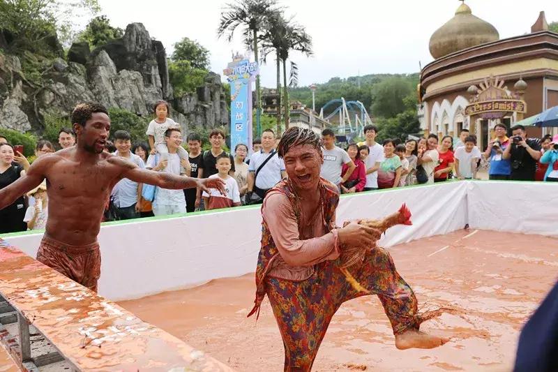 如果有人用水枪来泼我们怎么办呢,如果有人故意用水泼你你该怎么办