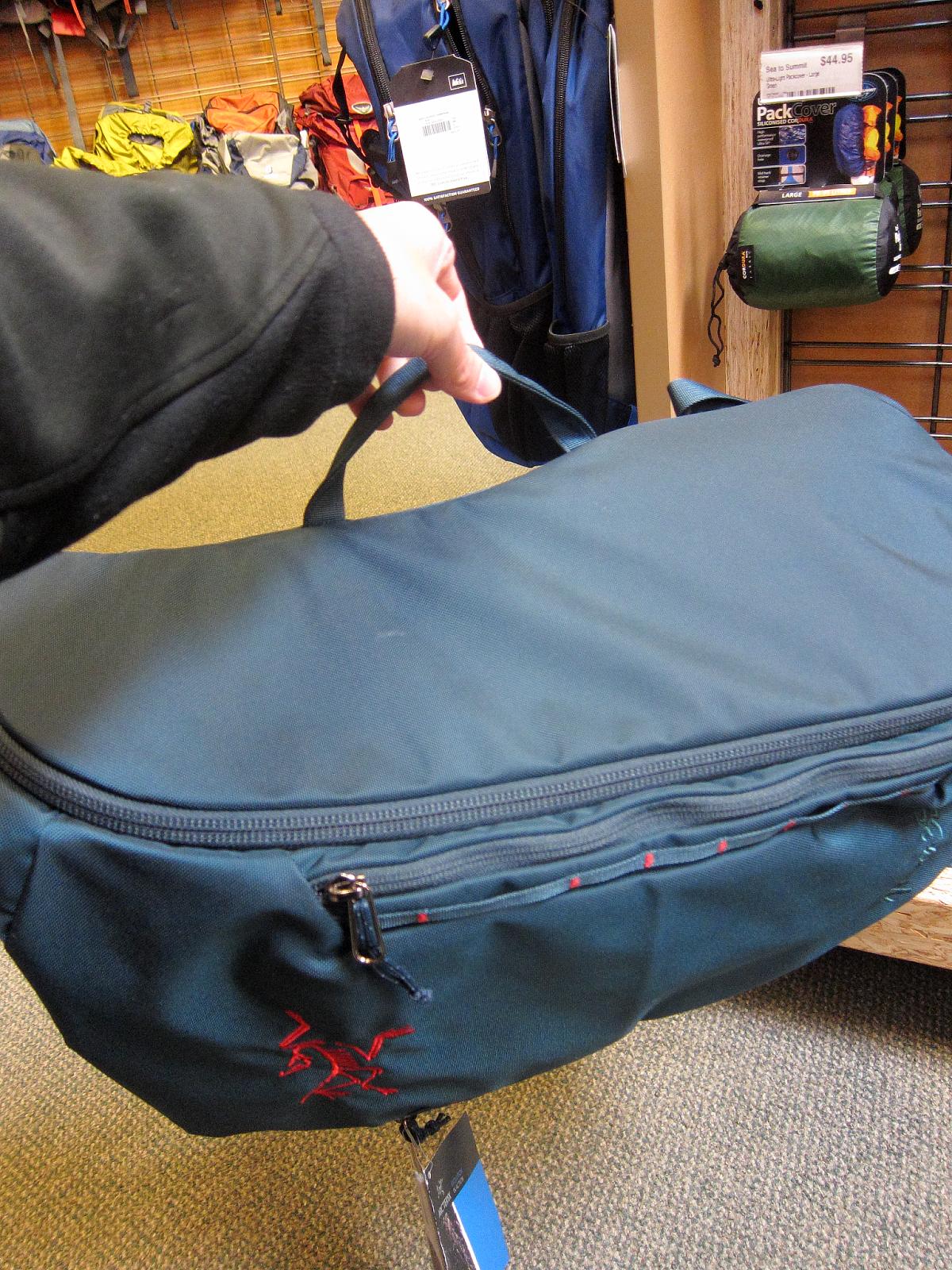 始祖鸟和猛犸象硬壳怎么选,arcteryx始祖鸟真假对比