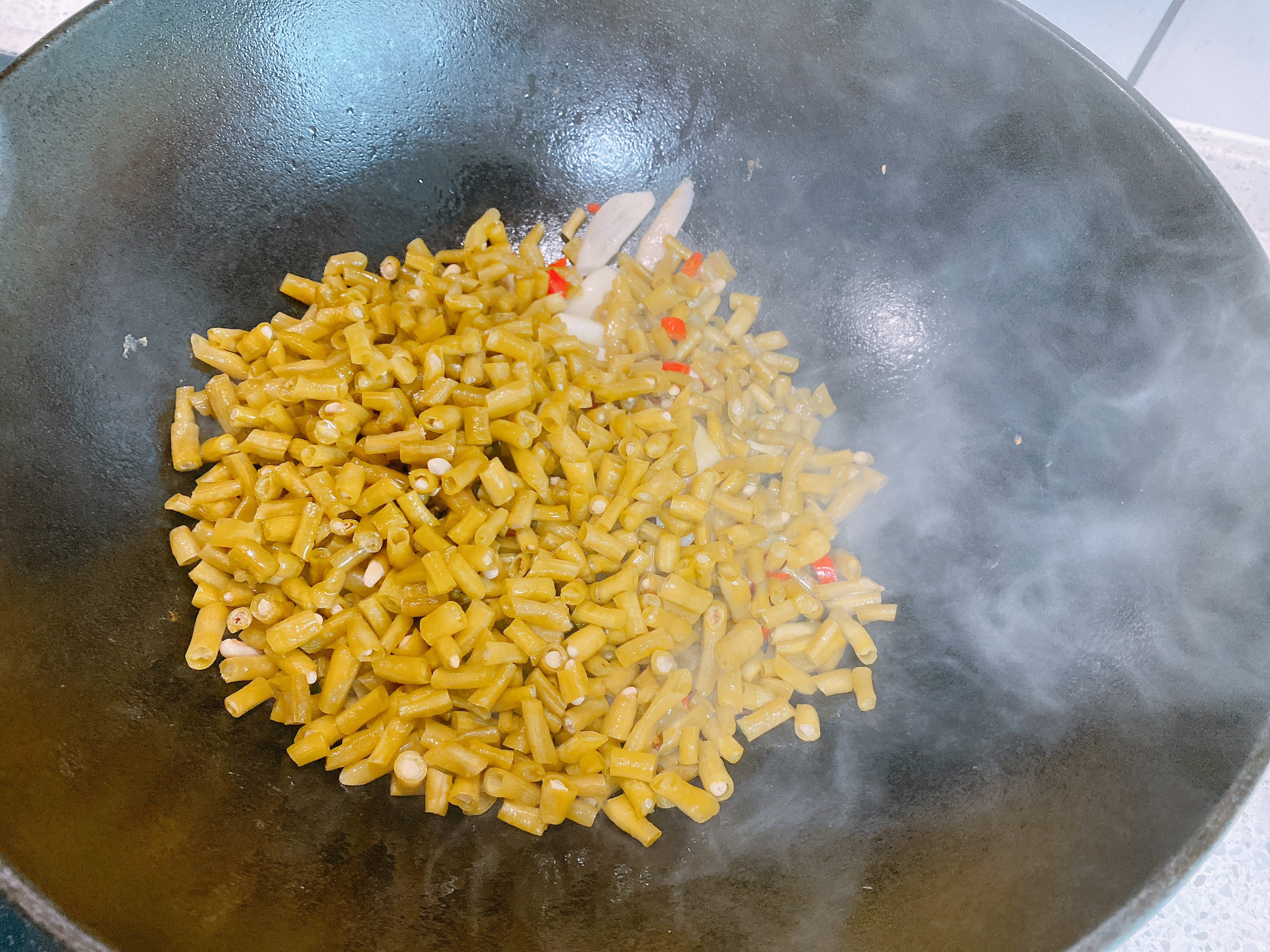 鸡胗炒酸豆角怎么做好吃又脆爽,鸡胗炒酸豆角鸡胗要焯水吗