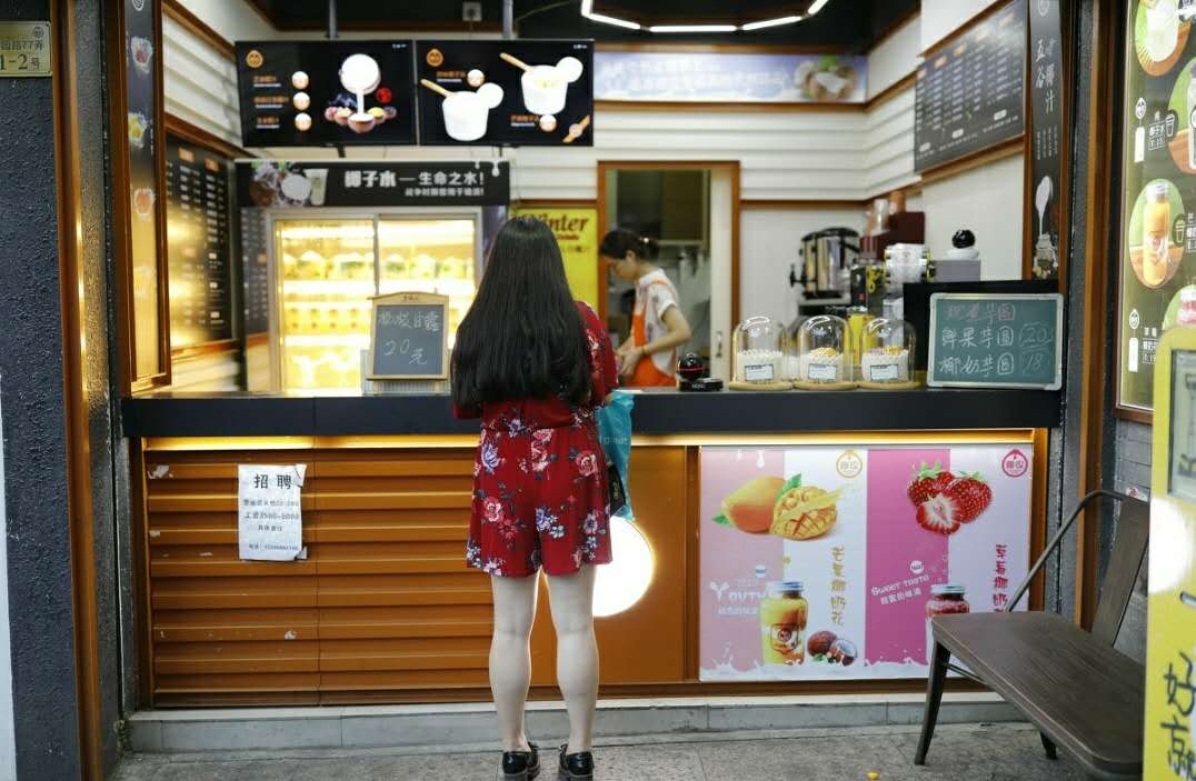 “我租了陌生女孩一半的床铺”为了钱，年轻人可以做到什么程度？