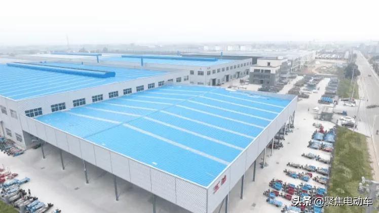 五羊高端全封闭三轮车最新款,问鼎巅峰摩托车行怎么样