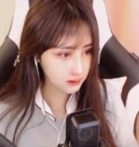 女主播整容后开播被水友骂哭！直播间公开整容原因都怪土豪？