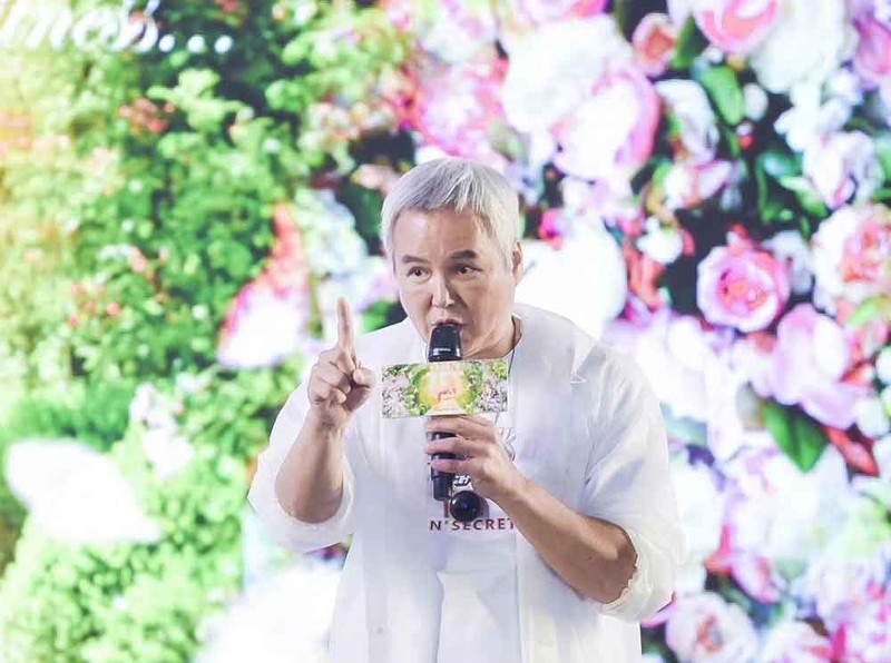 张庭50岁越活越潇洒,张庭50岁活成18岁让人羡慕的模样