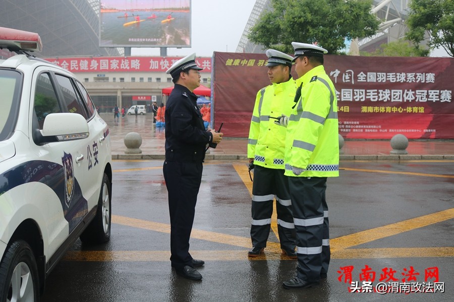 雨中作战，高新交警大队保障足球赛顺利进行（组图）
