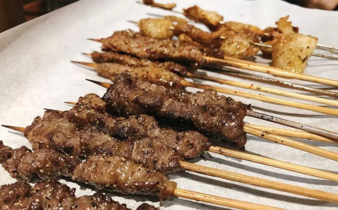 这家店只卖牛肉串,自助烧烤肉串店39元一位