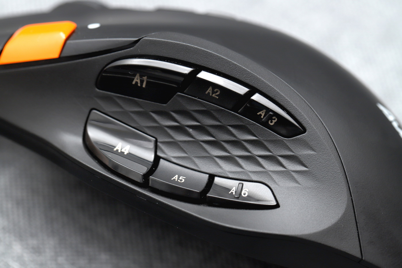 硬核工艺65g不打孔轻量化游戏鼠标,测评吃鸡单手键盘鼠标推荐