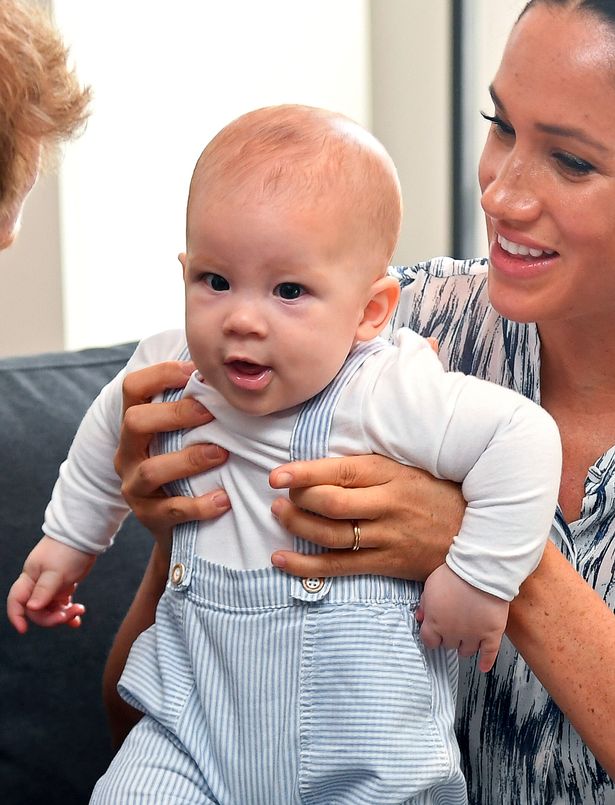 阿奇不是王子，但他在弥合王室纷争，抚慰曾祖父菲利普亲王的自尊