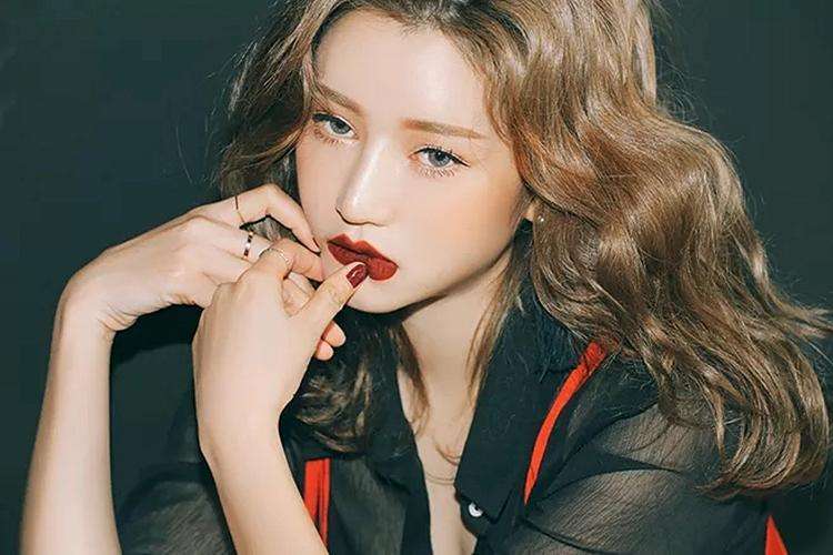 又贵又不好看的口红,口红推荐涂上非常滋润非常光滑