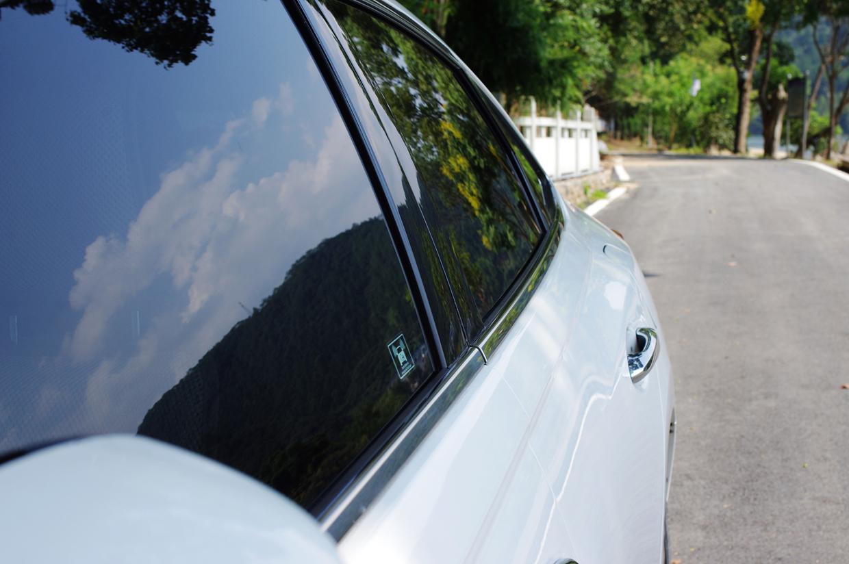 汽车塑料上的污渍怎么去除,汽车上的油烟污渍如何处理