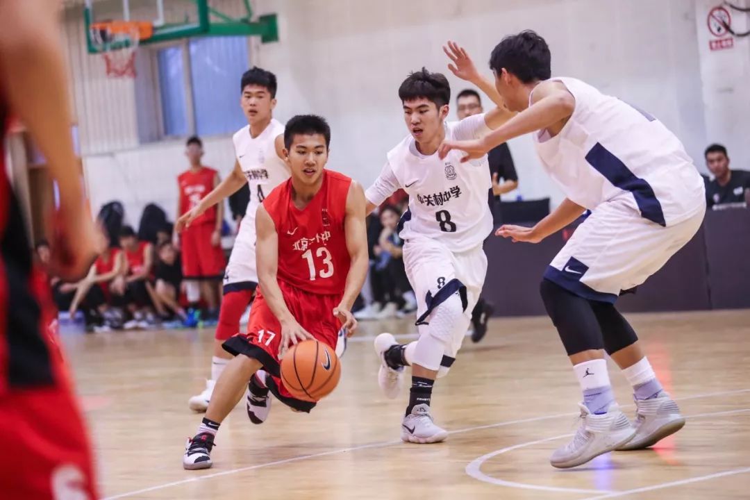 新·十六强齐亮相高中赛场惊现*力暴**隔扣丨18-19耐克高中联赛