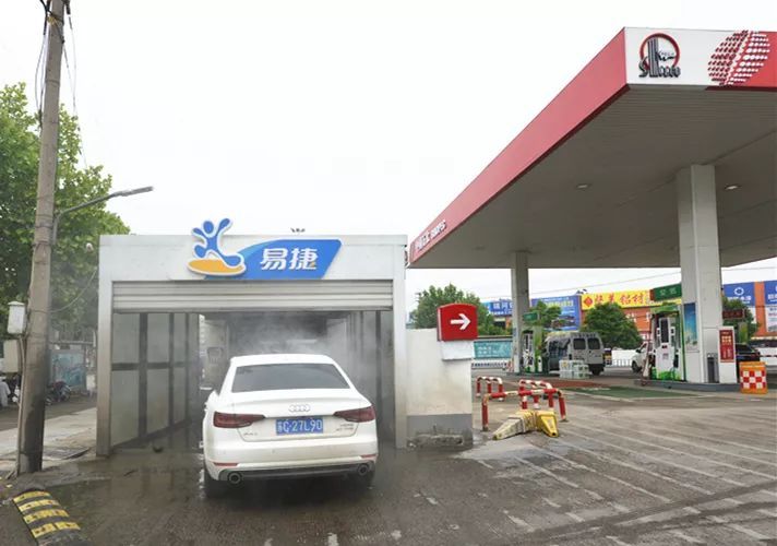 本想加个油，一不小心还蹭了个网红洗车