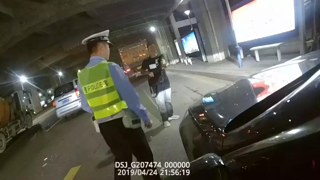 宝马老板拱北街头教育交警：这是自动式远光灯！叫嚣有本事扣我12分！