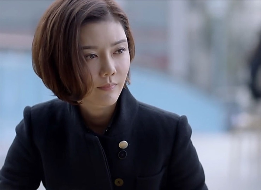 车晓已瘦成“纸片人”，衣服还要靠夹子夹住，频摸鼻子疑身体不适