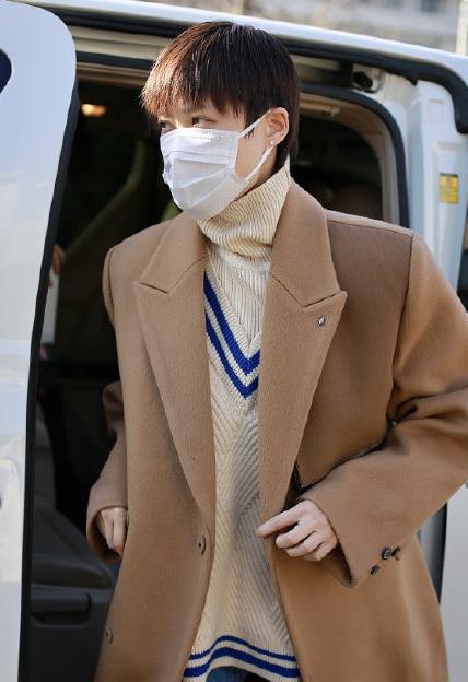 贾玲李宇春同台跳舞漫不经心,贾玲模仿李宇春众人纷纷称赞真像