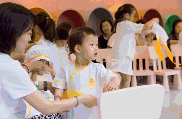 周末不宅在家里带着女朋友出去嗨,周末带你逛商场