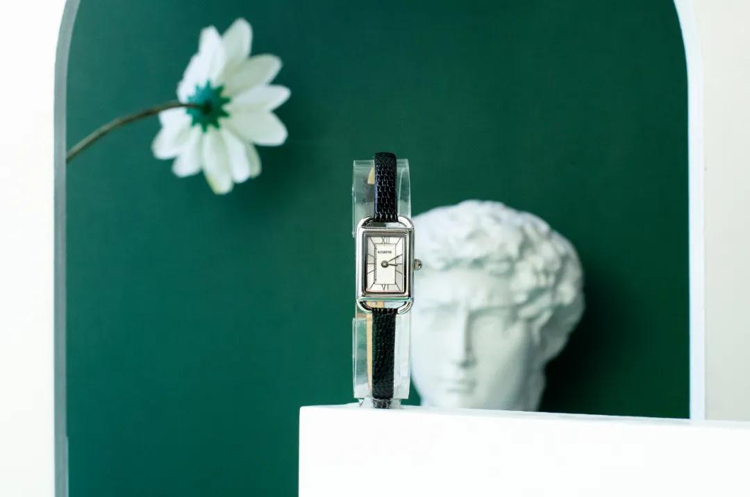 送这被夸有品位！三吉彩花同款腕表，女友戴了爱不释手