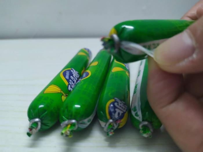 许多人不知道，火腿肠金属环下有个“小机关”，一拉就开，超容易