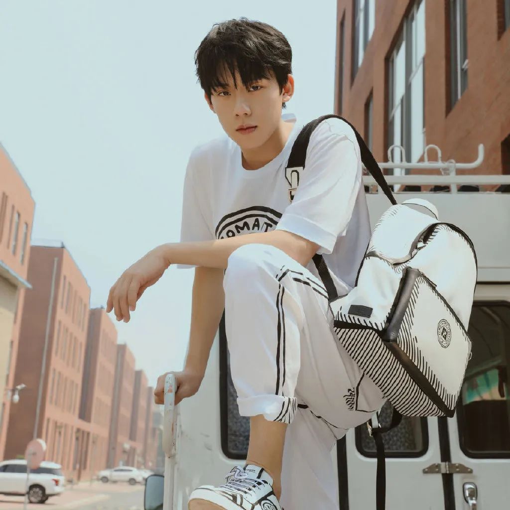 fendi的新款,fendi的2022秋冬如何收集设计灵感