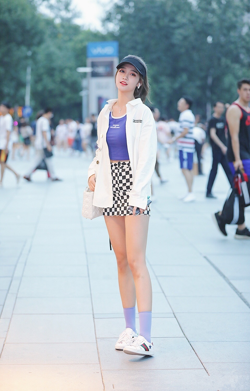 怀念当“足球宝贝”的日子,逛街还穿“工作服”,够敬业!