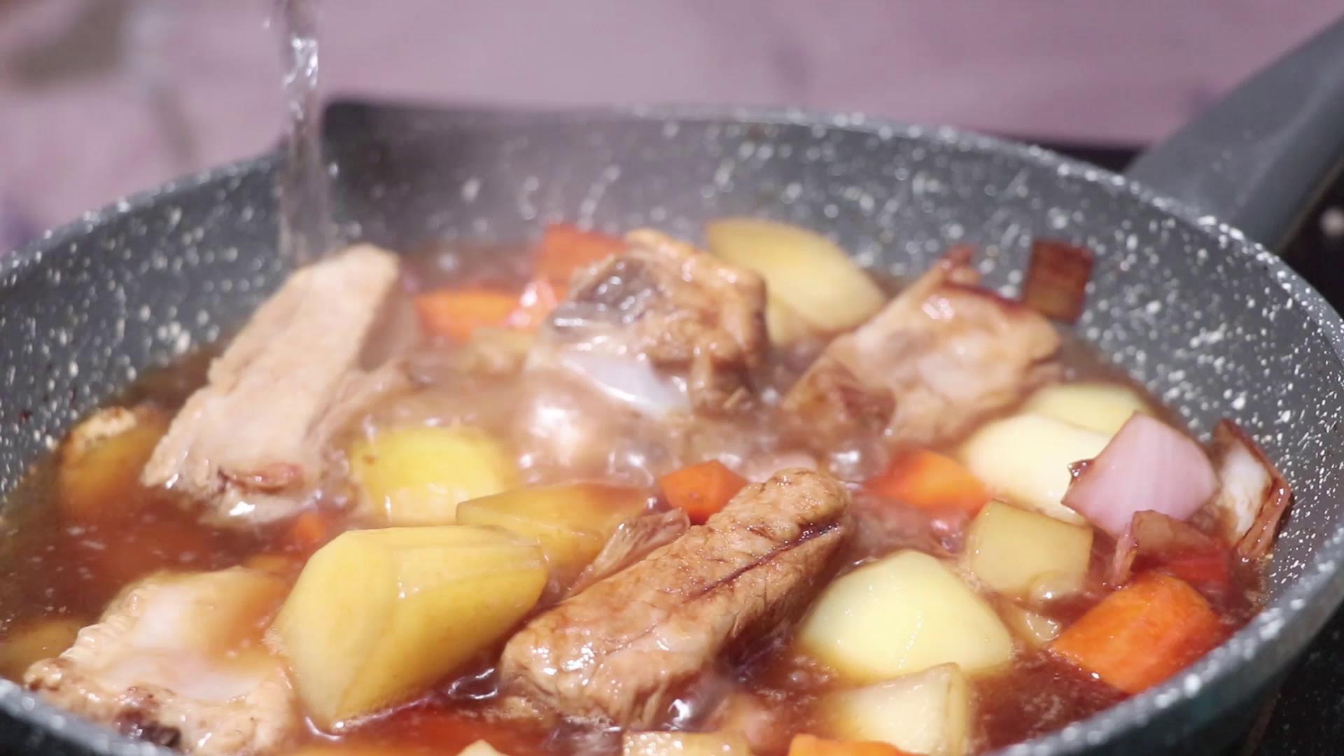 排骨焖饭加菜一锅出,排骨焖饭酱汁香辣口味