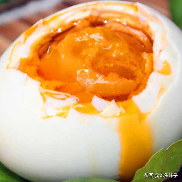 咸鸭蛋黄变黑是怎么回事还能吃吗,爱吃鸭蛋会胖吗