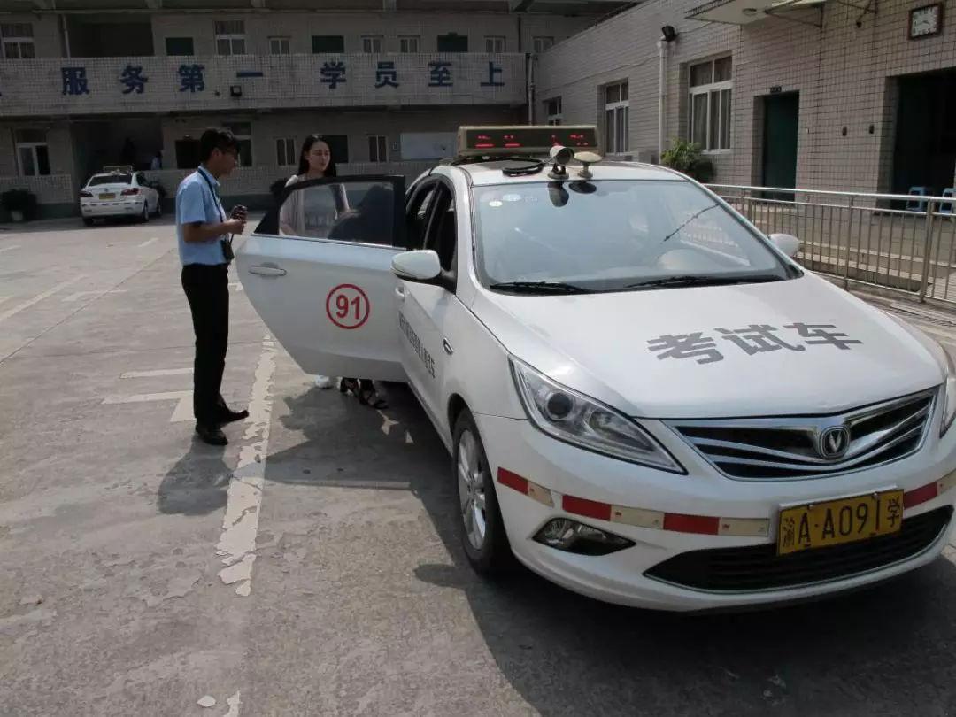 科目三感觉挺难又觉得挺简单,科目三很难考吗是什么梗