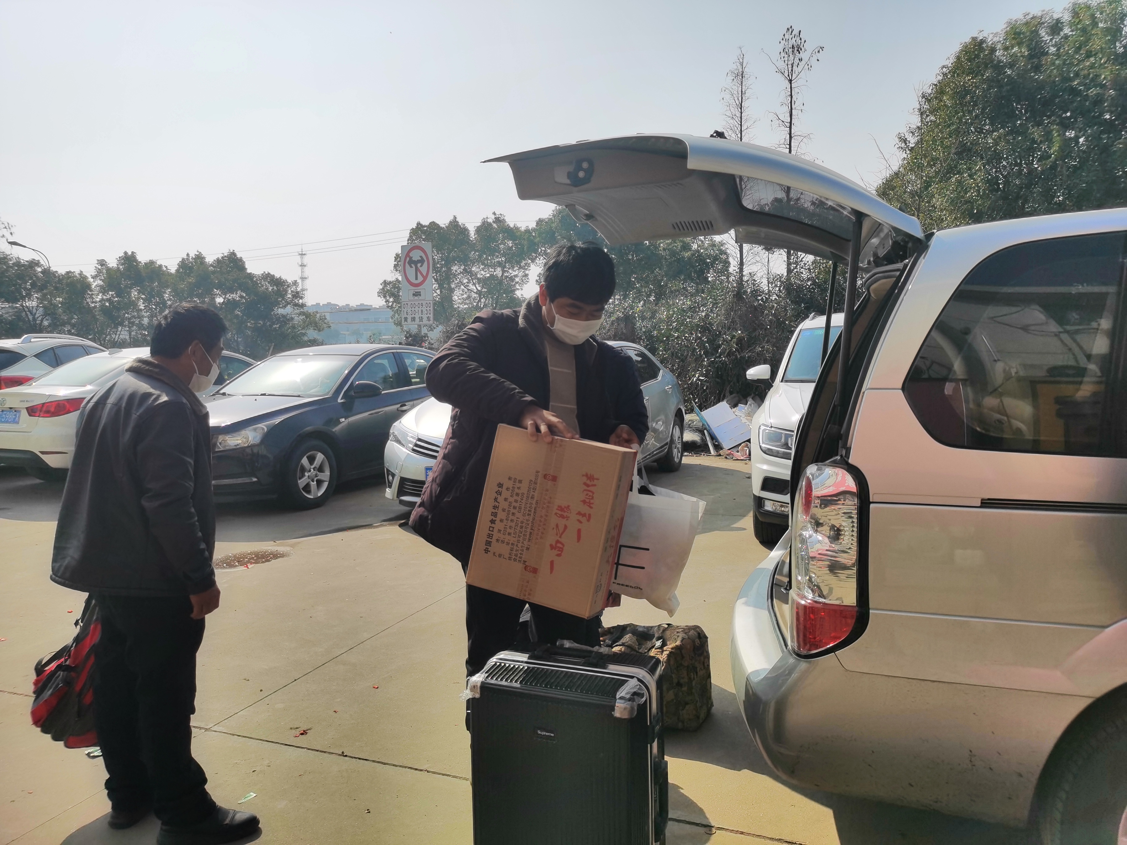 宁波服装厂大巴接工人复工,宁波宝兴物流股份有限公司