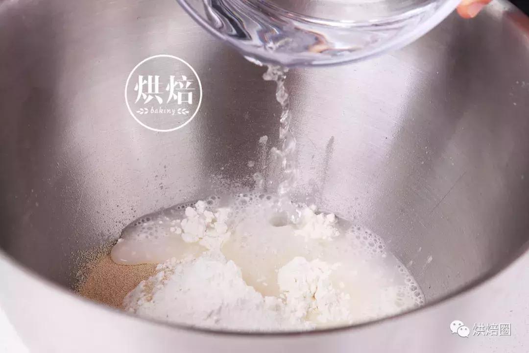 像这样把饼干皮覆在面包上就能烤出一大波孩子都爱的刺猬面包~