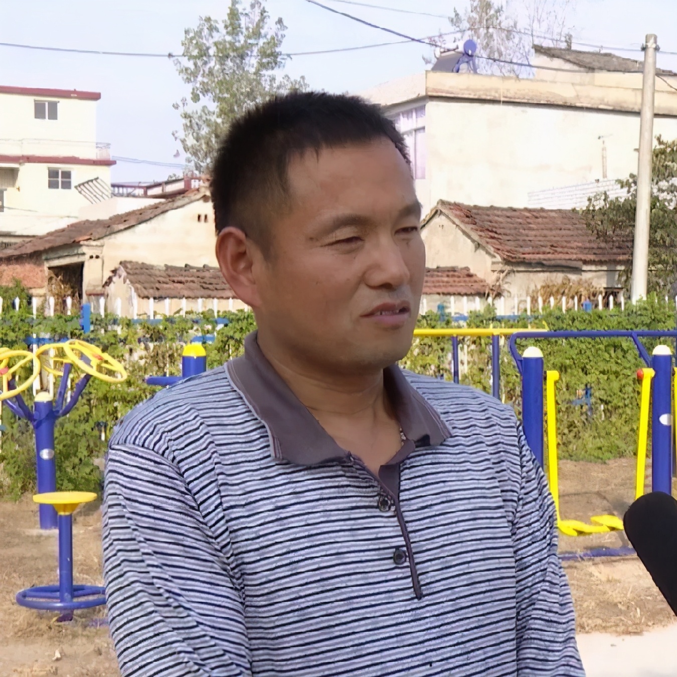 用“一指”点亮扶贫路的“拇指姑娘”