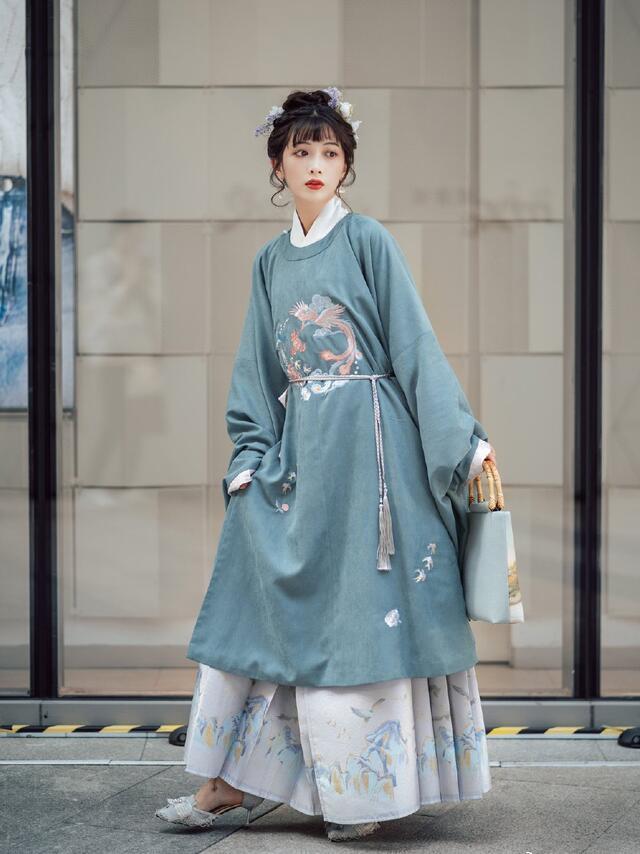 霍启刚真是宠妻狂魔完整版,霍启刚郭晶晶穿情侣装相拥晒恩爱