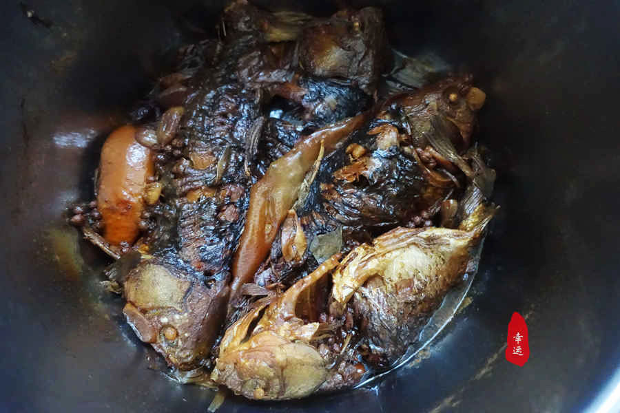 从高压锅中取出完整的酥鱼,真是不容易,它浑身酥软烂要轻拿轻放