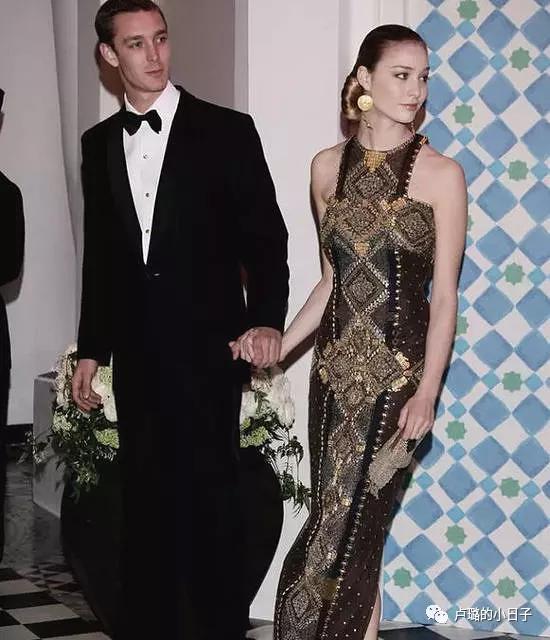 摩纳哥王妃终于精心打扮,摩纳哥最美王妃穿衣搭配