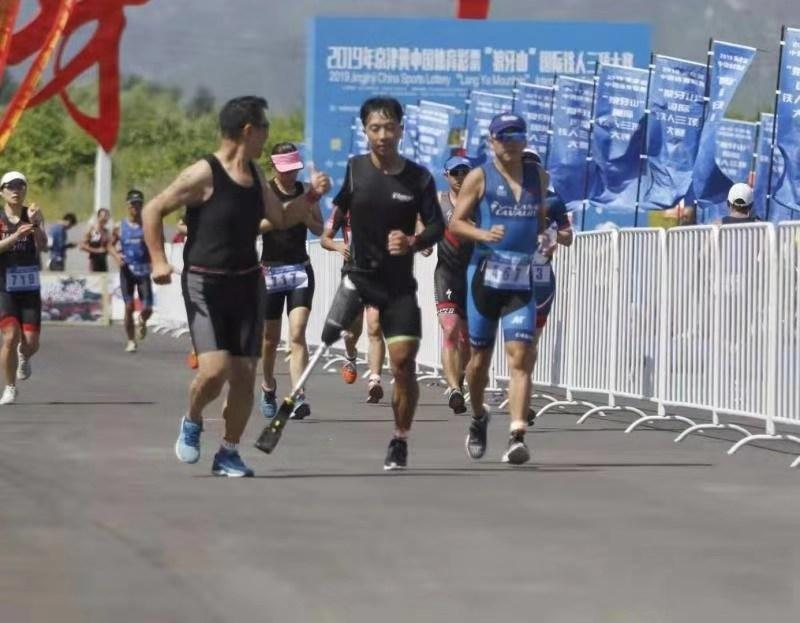 600多名“铁人”齐聚易县，25岁残疾人选手获赞满满