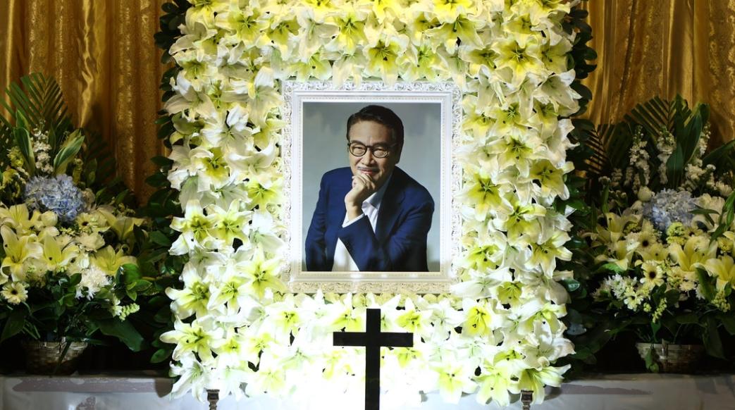 周星驰吊唁吴孟达现场完整,周星驰送别吴孟达视频全程