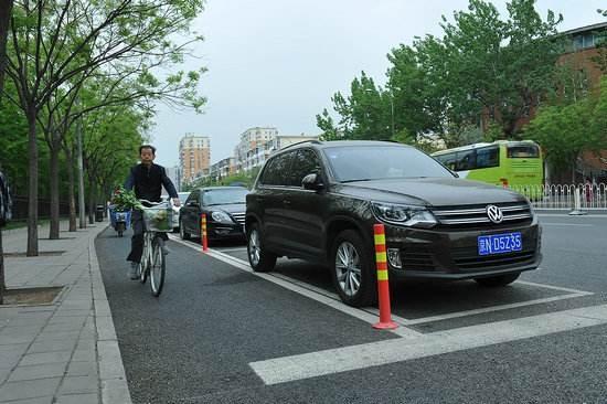 停车不在车位里面也会被贴罚单吗,路边停车停不到车位会贴罚单吗