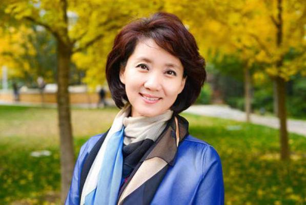 国民女神李修平：播音26年人美心善，57岁无儿无女留下遗憾