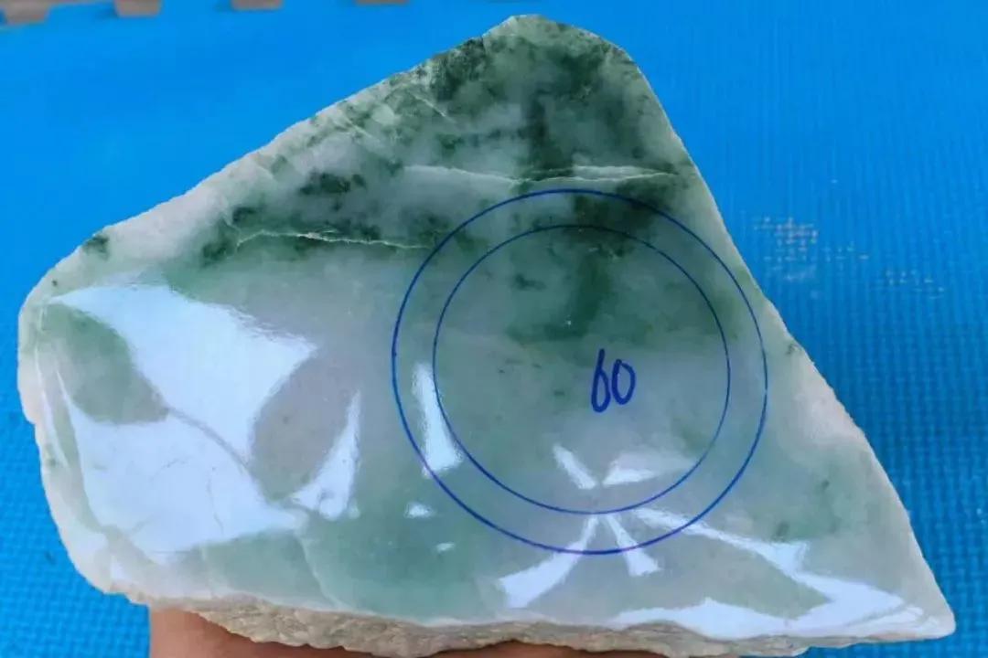 翡翠原石上松花的表现,翡翠原石表面的松花什么样的