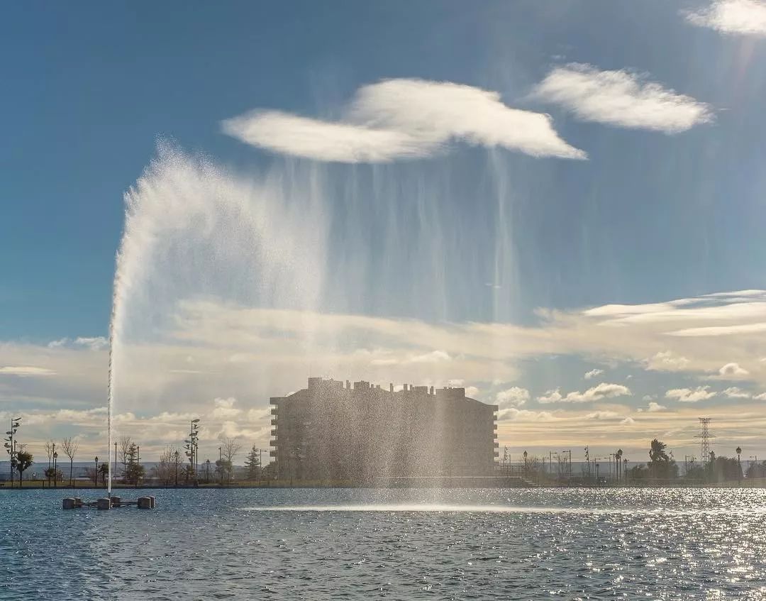 从没见过！在街上拍到了老爷爷头上喷白雾！原因......其实很好玩