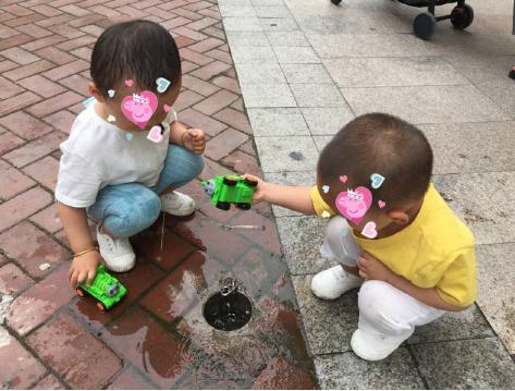 宝宝被亲脸蛋长小红点,小孩被亲了一口白色小疹子