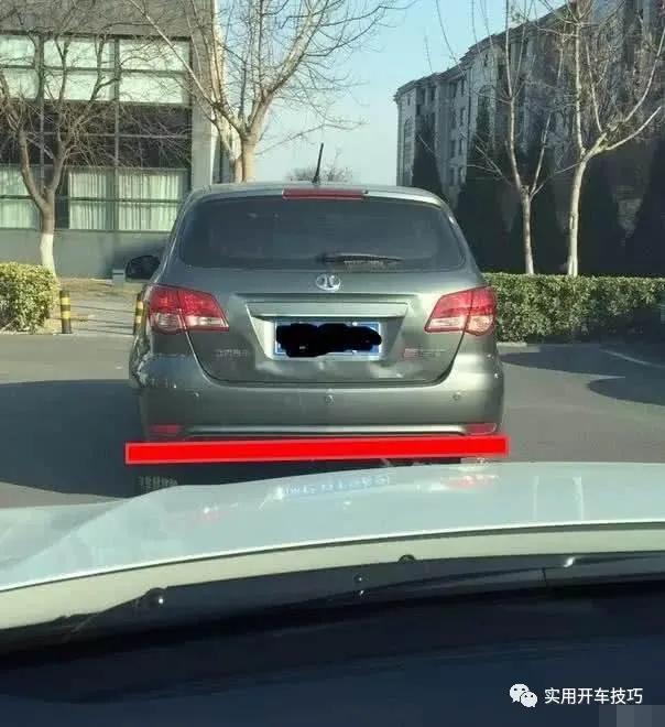 开车看不到车头怎么判断行人距离,车头与车头面对面如何判断距离