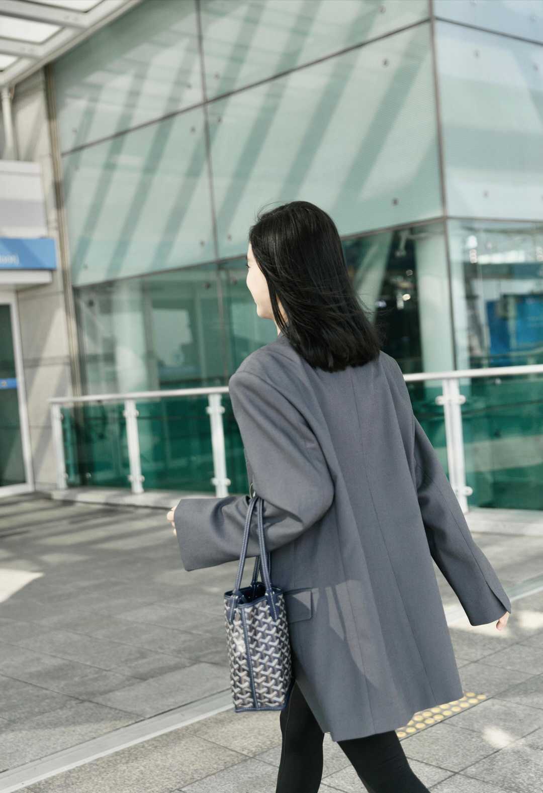 王智穿西装的穿搭,王智黑白搭配帅气利落干练