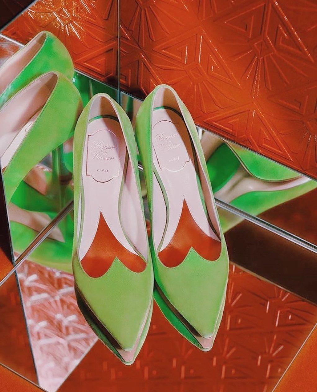 迪丽热巴造型黑色抹胸长裙,迪丽热巴蓝纱裙造型走路