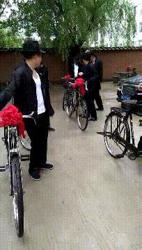 豪车旁边一辆自行车搞笑图,搞笑豪车旁边单车图