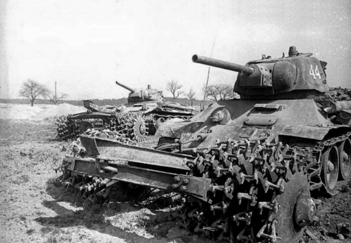 悍匪袭击美军悍马车队的电影,清障扫雷坦克