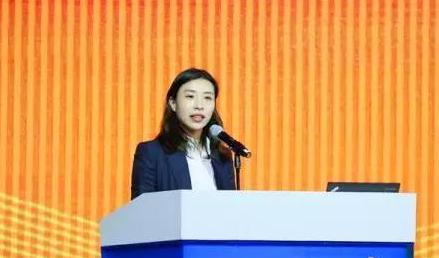 22岁丧夫，43岁把公司卖给马云成功套现146亿后，陈小英去哪了？