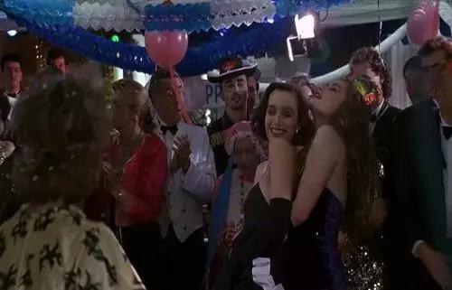 这部片子将人性与欲望展露无遗,一部冲破了人性与道德底线的电影