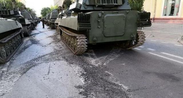 老兵视野:俄军阅兵坦克碾坏莫斯科街道没那么尴尬,这是无解难题